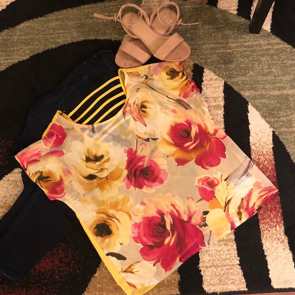 🔥🔥  Yellow Top With Gorgeous Flowers 🔥🔥 - Picture 4 of 5